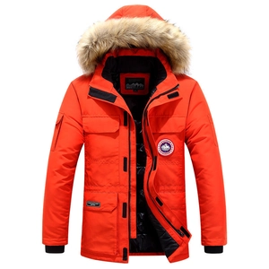 Herren Winterparka in hellem Orange mit dickem Fellkragen und Outdoor-Sport-Logo