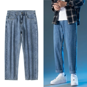 Jean en denim bleu clair pour homme, coupe droite et décontractée avec vue sur modèle