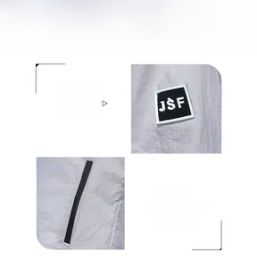 Vue détaillée de la texture du tissu de la veste d'été avec logo JSF et poche latérale