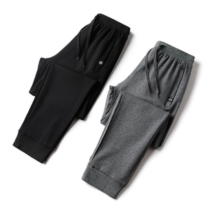 Pantalon de jogging en coton pour homme en noir et gris foncé avec cordon et bords-côtes