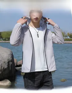 Détail d'une veste de protection solaire gris clair avec capuche et poches zippées