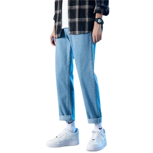 Jean droit bleu clair pour homme avec ourlet retroussé et style urbain décontracté