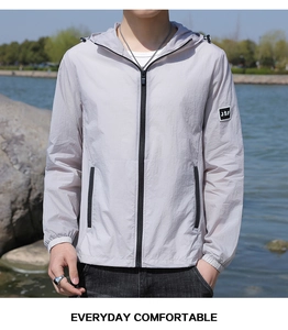 Détail de veste de protection solaire ultra-fine respirante à capuche avec écusson JSF