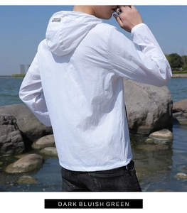 Détail de la veste de protection solaire blanche légère avec capuche et poignets élastiques