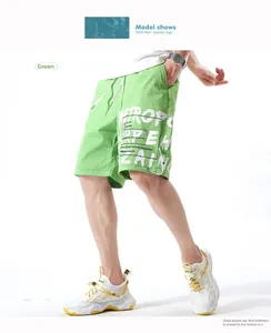 Détail du short décontracté vert citron pour hommes avec impression de lettres streetwear