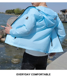Vue arrière extérieure d'une veste de protection solaire bleu clair avec capuche