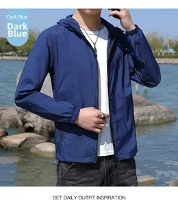 Détail d'une veste de protection solaire bleu foncé respirante avec capuche pour l'extérieur