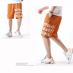 Short cargo homme orange vif avec imprimé graffiti blanc et cordon de serrage