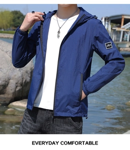 Détail de la veste anti-UV bleu marine avec broderie JSF et fermeture éclair