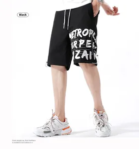 Détail du short cargo noir pour homme avec imprimé graphique blanc et cordon de serrage