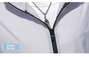 Détail d'une veste de protection solaire blanche avec fermeture éclair noire et texte mode