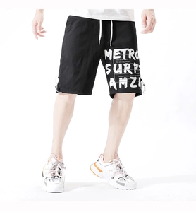 Détail du short cargo noir pour homme avec imprimés lettres blancs et cordon de serrage