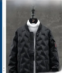 Detail der schwarzen Steppjacke für Herren mit Rippkragen und rotem Ärmelaufnäher