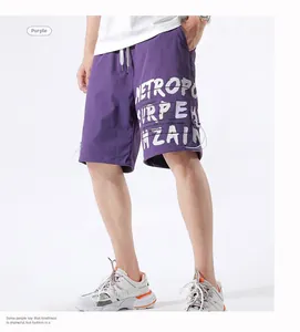 Détail d'un short de sport violet pour homme avec grand imprimé blanc artistique