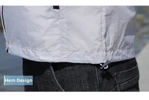Détail du cordon de serrage réglable sur l'ourlet de la veste de protection solaire gris clair
