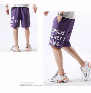 Détail du short de sport violet avec ourlet à cordon réglable et imprimé graphique latéral