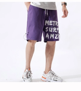 Détail du short cargo violet avec taille élastique à cordon et poche zippée latérale