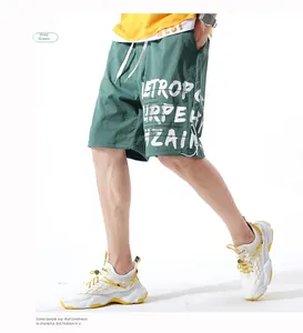 Détail du short cargo gris-vert avec imprimé latéral audacieux et cordon de serrage taille