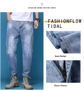Vue détaillée des coutures et du zip métallique sur ce jean bleu clair pour homme