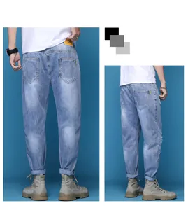 Vue détaillée du jean bleu clair avec étiquette jaune et finition de design délavé