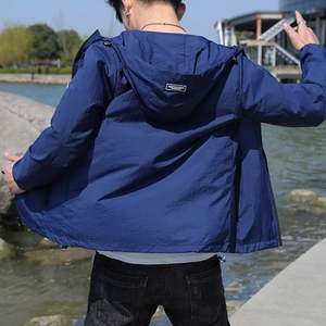 Veste de protection UV bleu marine pour homme avec capuche et design léger de plein air