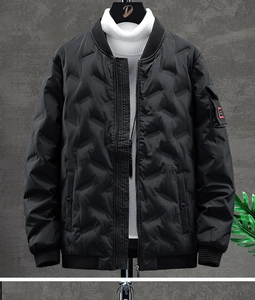 Detail einer schwarzen Steppjacke mit Ärmeltasche und geripptem Kragen für Herren