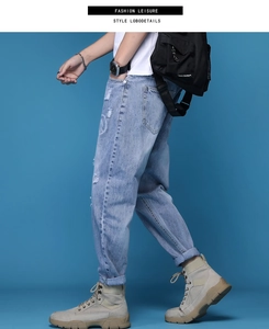 Détails d'un jean bleu clair délavé avec profil latéral sur un mannequin de mode urbaine
