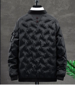 Detailansicht der Rückseite der Herren-Steppjacke mit Steppmuster und roten Knöpfen