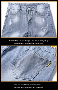 Détail d'un jean bleu clair délavé avec trous usés et étiquette de marque sur la poche arrière