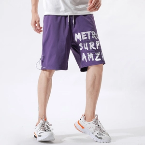 Short cargo violet pour homme avec lettrage blanc urbain et cordon de serrage latéral