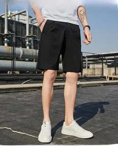 Short décontracté noir pour hommes avec coupe droite ajustée et poches latérales