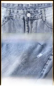 Détail de jean denim délavé bleu clair avec boutons à la taille et design effet usé