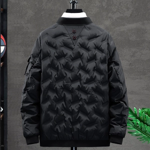 Leichte Herren Daunenjacke in Schwarz mit geometrischer Steppung und roten Knopfdeteils
