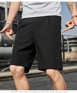 Gros plan du short décontracté noir pour hommes avec une texture de tissu lisse et élastique