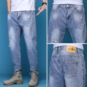 Jean homme bleu clair délavé style vintage avec détails usés et imprimé graphique
