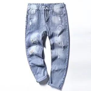Jean bleu clair pour homme avec détails délavés, déchirures stylées et patchs colorés mode
