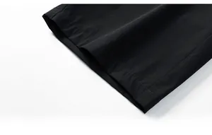 Détail du short décontracté noir avec ourlet plat de qualité et tissu haut de gamme