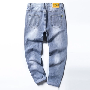 Jean denim bleu clair délavé pour homme avec finition usée et étiquette en cuir au dos