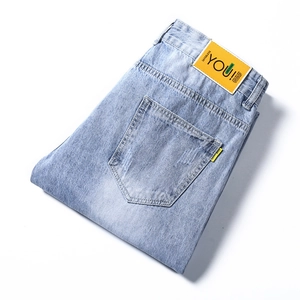Jean droit bleu clair délavé vintage avec patch en cuir et détails de poche arrière