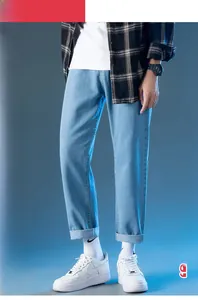 Detalle de los vaqueros rectos azul claro con dobladillo vuelto y tejido denim denso