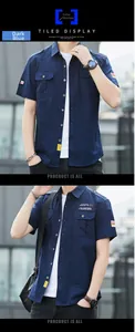 Dettaglio della camicia utility blu scuro a maniche corte con tasche frontali e mostrine