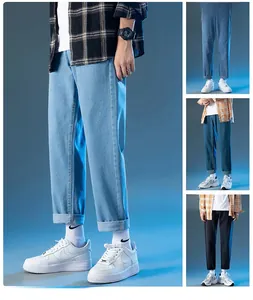 Vista de detalle de los pantalones vaqueros anchos rectos en azul claro, azul medio y gris oscuro