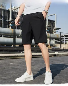Détails du short décontracté noir pour homme porté par un mannequin dans un cadre urbain
