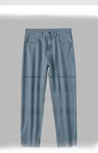Detalle de vaqueros rectos azul claro con textura lavada y bolsillos clásicos para hombre