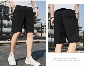 Détails du short d'été noir pour hommes avec coupe ajustée et poches latérales pratiques