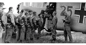 Détail du short cargo militaire avec imprimé historique de parachutistes et d'avions de guerre