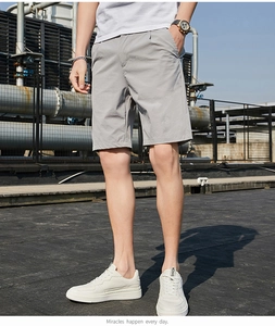 Photo en extérieur d'un short décontracté gris ajusté pour homme en coton respirant