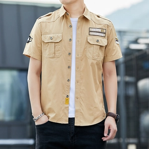 Camicia da uomo kaki a maniche corte in stile utility con tasche cargo e mostrine militari