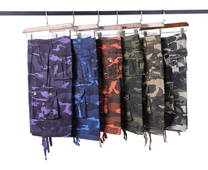 Détail de shorts cargo en plusieurs couleurs camouflage avec grandes poches et cordons