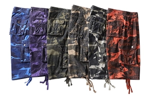 Vue détaillée du short cargo camouflage montrant six couleurs et poches à rabat